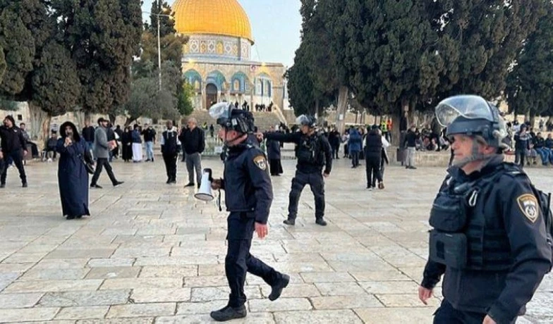 قوات الاحتلال الصهيوني تعتدي على المصلين عند باب الأسباط بالمسجد الأقصى