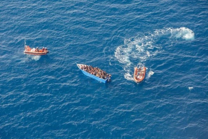 إنزال أكثر من 100 مهاجر بعد إنقاذهم في إيطاليا