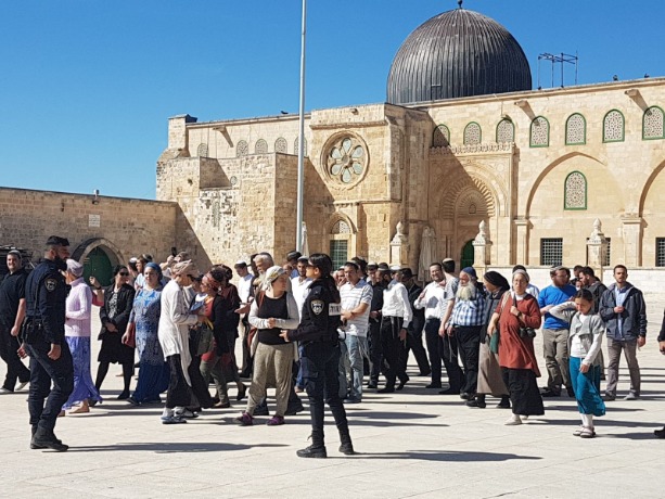 عشرات المستوطنين يقتحمون المسجد الأقصى المبارك