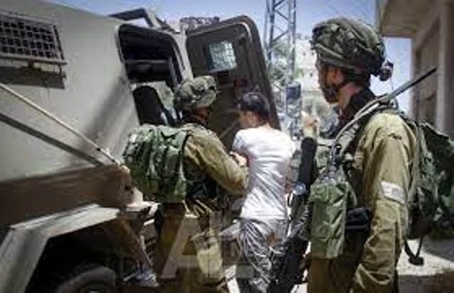 قوات الاحتلال الصهيوني تعتقل 18 فلسطينيا بمناطق مختلفة من الضفة الغربية