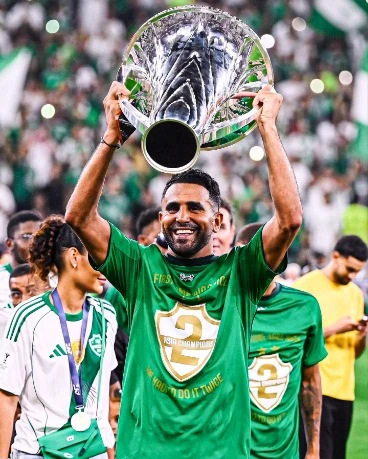 نجم الخضر  يضيف لقباً آسيوياً جديداً إلى سجله الذهبي.......محرز بطل رابطة آسيا مع الأهلي السعودي للمرة الثانية توالياً