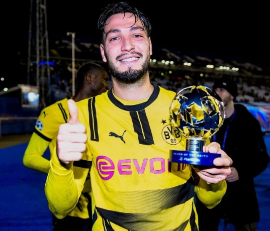 المنتخب الوطني لكرة القدم : رامي بن سبعيني يحتفل بمباراته ال100 مع بوروسيا دورتموند الألماني