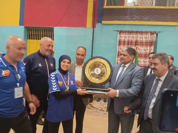 سيدات حواء سعيدة  لكرة اليد يتوجن باللقب  ويعدن إلى القسم الممتاز ....والي سعيدة امومن مرموري  يسلم درع البطولة لبطلات الموسم