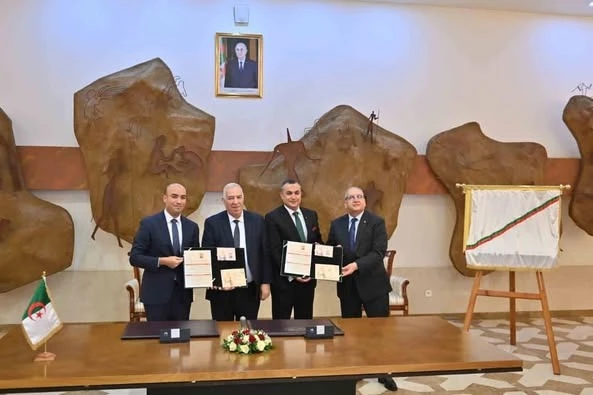 شايب يشرف على مراسم تدشين ووضع ختم اليوم الأول لإصدار طابع بريدي يخلد  اليوم الوطني للهجرة