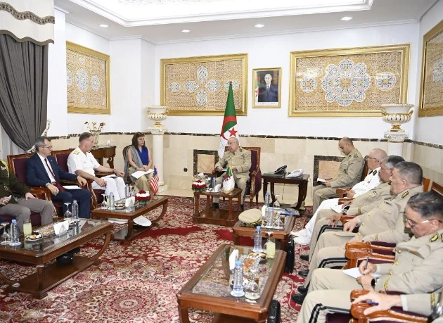 الفريق أول السعيد شنڨريحة  يستقبل قائد القوات البحرية الأمريكية بأوروبا وإفريقيا وقائد القوات المشتركة لحلف شمال الأطلسي