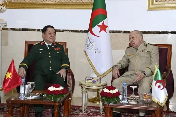 الفريق أول السعيد شنقريحة يستقبل مدير الدائرة العامة لسياسة الجيش الشعبي الفيتنامي