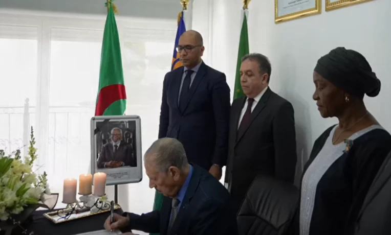 وفاة الرئيس الناميبي الأسبق سام نوجوما: السيد قوجيل يوقع على سجل التعازي  بسفارة ناميبيا