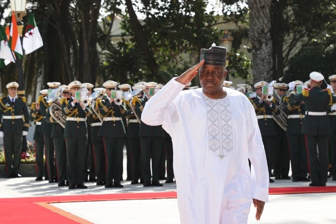 رئيس جمهورية النيجر ينهي زيارة أخوة وعمل إلى الجزائر