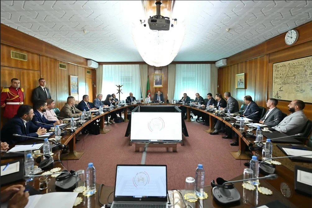الوزير الأول يترأس اجتماعا للمجلس الوزاري المشترك خصص لمتابعة ملف تسويق اللحوم الحمراء