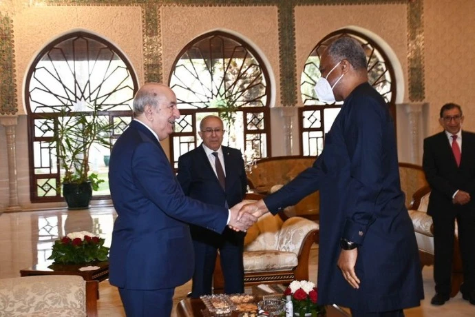 رئيس الجمهورية يستقبل بالقاعة الشرفية الرئاسية لمطار هواري بومدين الدولي وزير الشؤون الخارجية لجمهورية نيجيريا الفيدرالية