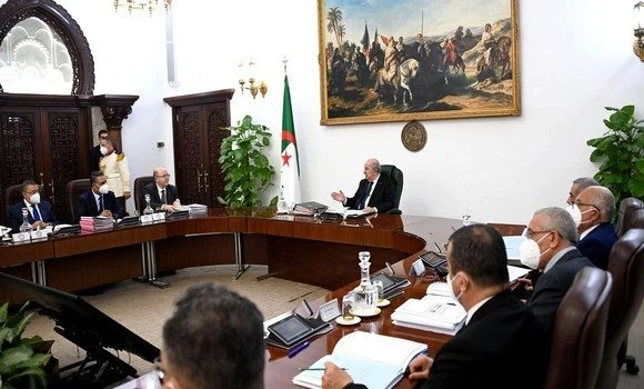 رئيس الجمهورية يترأس اجتماعا لمجلس الوزراء