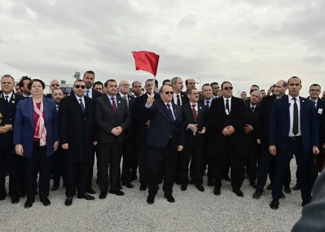 الوزير الأول يتابع مراسم وصول وتفريغ أولى شحنات خام الحديد المستخرجة من منجم غارا جبيلات