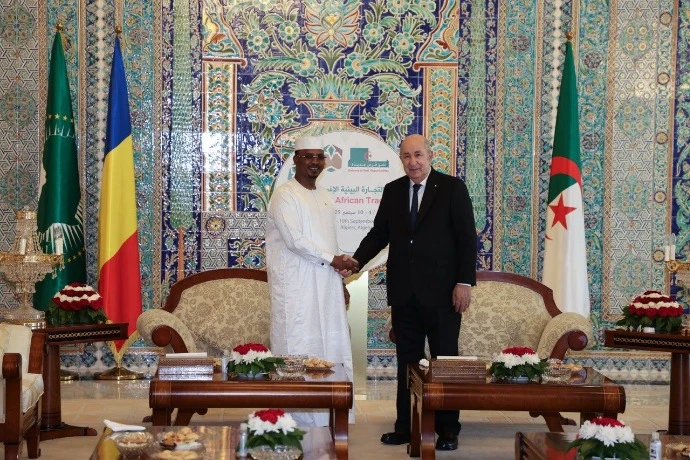 رئيس الجمهورية يستقبل نظيره التشادي بمطار الجزائر الدولي