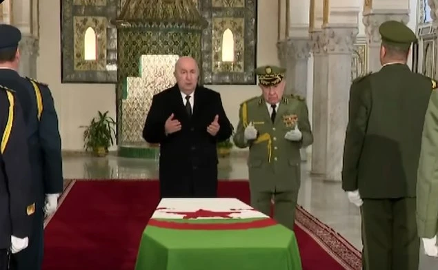 رئيس الجمهورية يلقي النظرة الأخيرة على جثمان المجاهد اليامين زروال بقصر الشعب