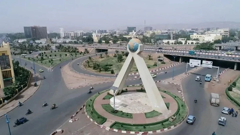 حكومة جمهورية مالي تقرر عودة السفير المالي إلى الجزائر وإعادة فتح مجالها الجوي أمام الرحلات القادمة من الجزائر أو المتجهة إليها