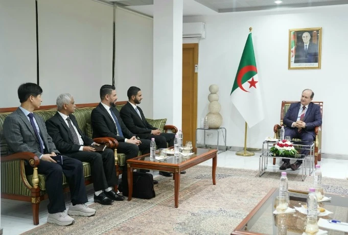 غريب يستقبل ممثلي مجموعة "بهوان" العمانية وشركة "هيونداي"  الكورية لصناعة السيارات