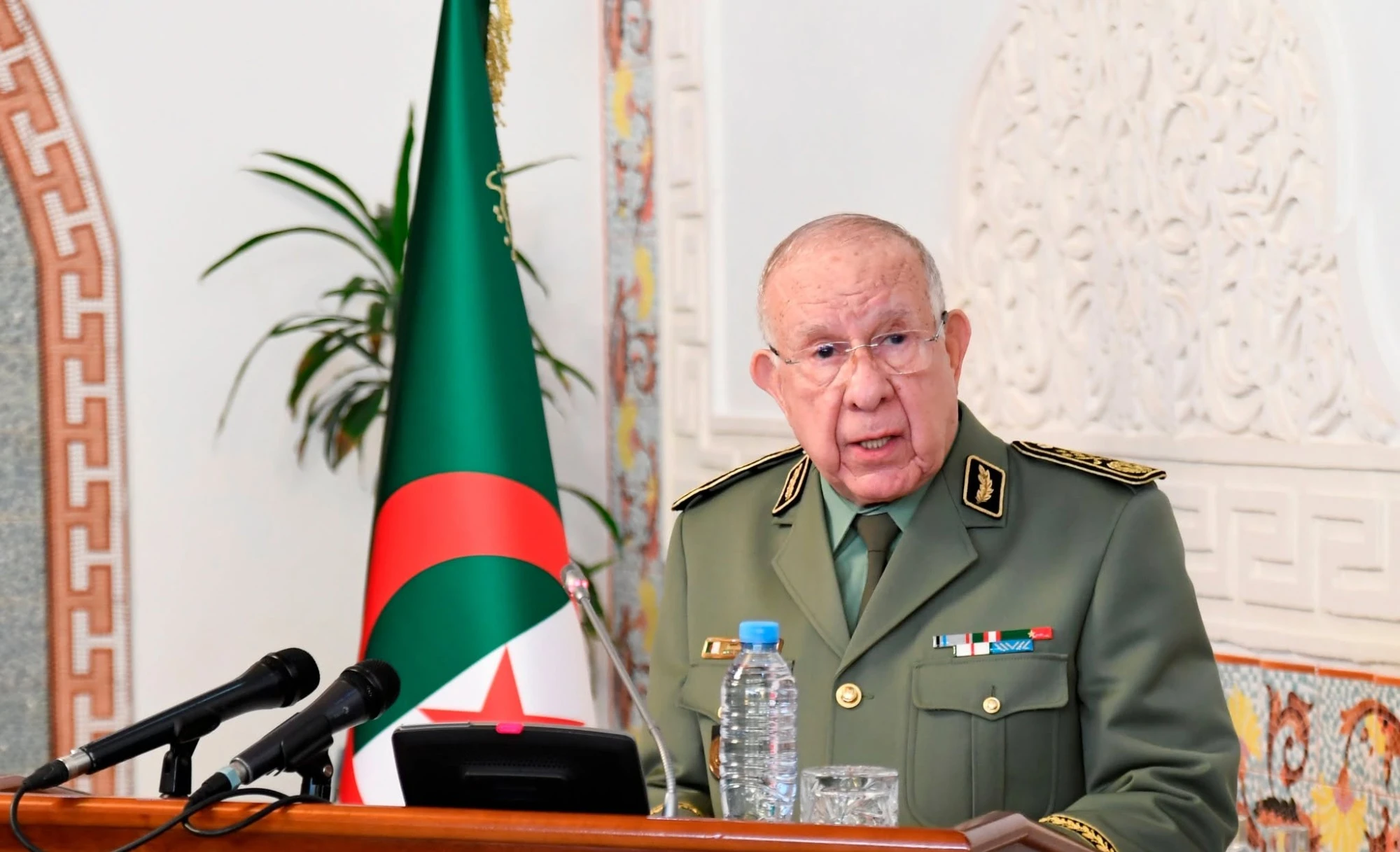 الفريق أول شنقريحة يشرف على مراسم التنصيب الرسمي للواء علي سيدان  قائدا جديدا للدرك الوطني