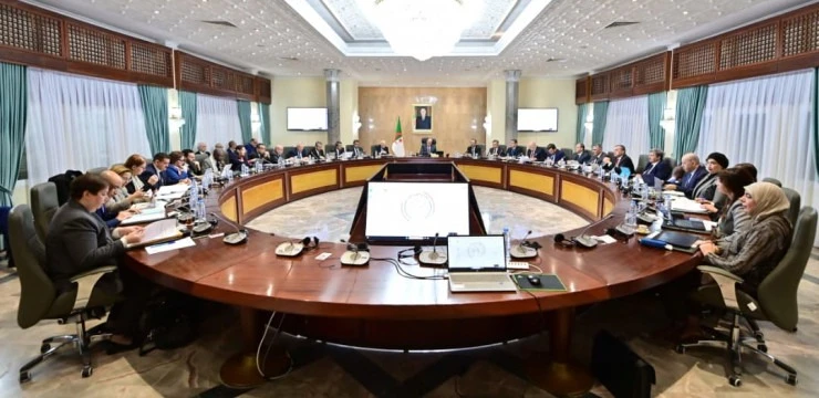 الوزير الأول يترأس اجتماعا للحكومة