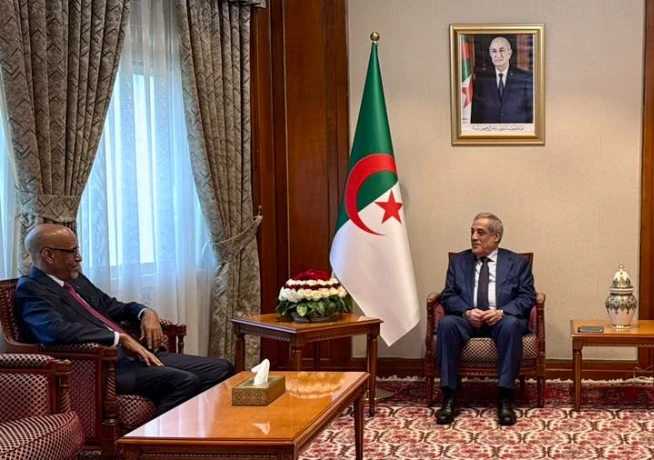 الوزير الأول يستقبل سفير موريتانيا بالجزائر