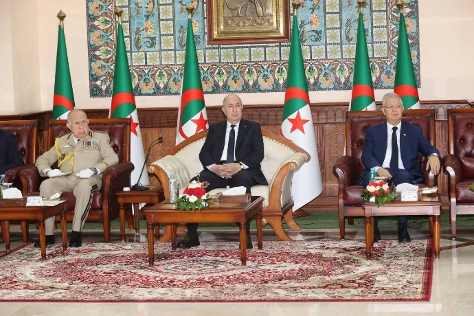 رئيس الجمهورية يشرف بالأكاديمية العسكرية لشرشال على مراسم الحفل السنوي  لتخرج الدفعات