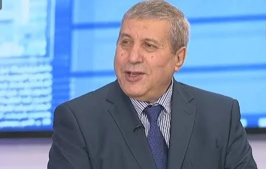 وزير الاتصال يزور الإعلامي علي ذراع بمستشفى عين النعجة