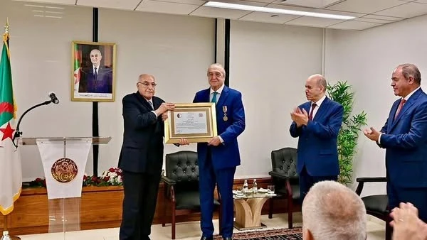 بتكليف من رئيس الجمهورية, السيد عطاف يشرف على مراسم توشيح السيد بن جامع  بوسام بدرجة عشير من مصف الاستحقاق الوطني