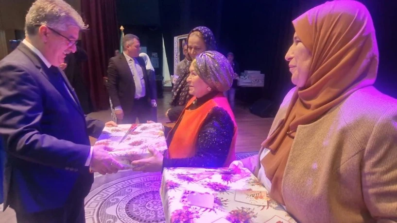 والي غليزان يترأس حفل تكريم 40  إطارا و الموظفات العاملات في عديد القطاعات