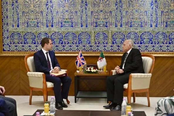 عطاف يستقبل نائب كاتب الدولة البريطاني المكلف بشؤون الشرق الأوسط  وشمال إفريقيا