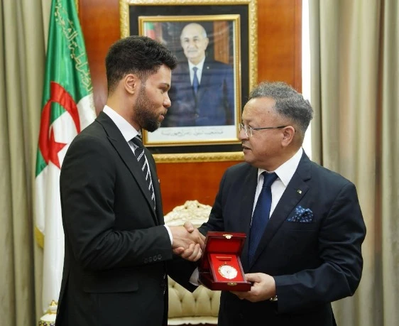 وزير التعليم العالي يكرم الباحث العيد دردابو المتوج بلقب "نجوم العلوم"