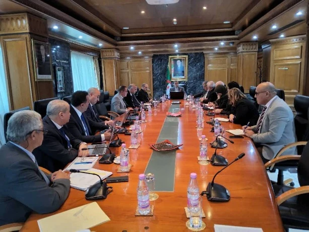 عجال يترأس اجتماعا لدراسة مدى تقدم أشغال مشاريع إنتاج الكهرباء  والتحضير لصائفة 2026