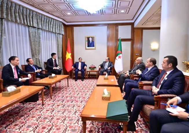 الوزير الأول يجري محادثات مع رئيس الوزراء الفيتنامي