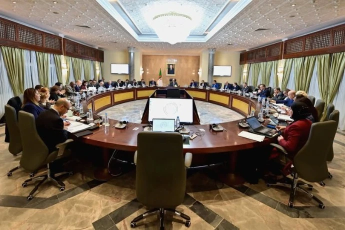 سيفي غريب   يترأ س اجتماعا للحكومة حول لإستراتيجية الوطنية لتطوير التجارة الإلكترونية ومشاريع أخرى