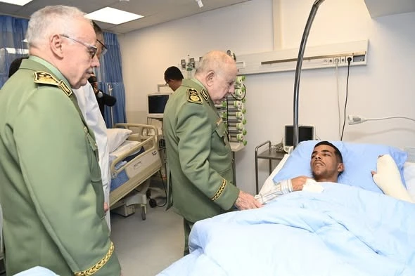 الفريق أول السعيد شنقريحة يتفقد المصابين إثر حادث المرور بولاية بني عباس