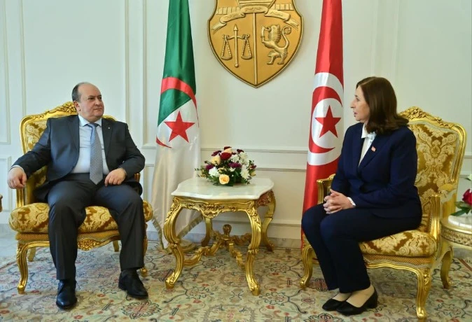 الوزير الأول يحل بتونس في زيارة رسمية