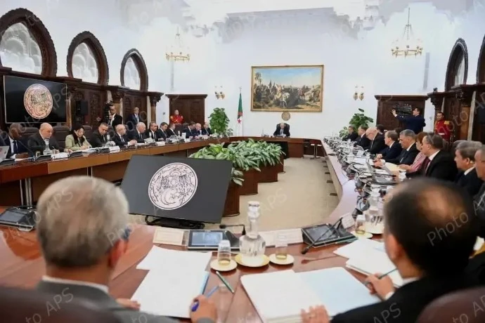 رئيس الجمهورية يأمر بالتكفل بإنجاز مقطعين للطريق العابر للصحراء ومصنع للإسمنت في تشاد