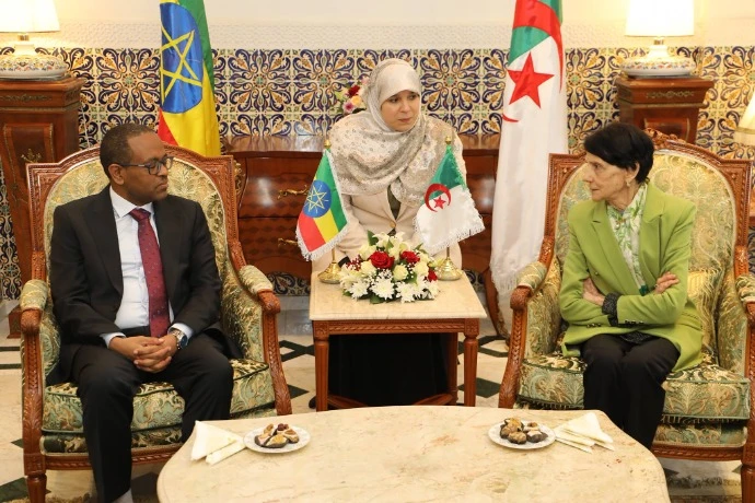 عسلاوي تستقبل رئيس المحكمة العليا والدستورية لجمهورية زيمبابوي