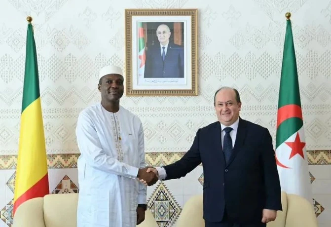 الوزير الأول ورئيس حكومة مالي يحل بالجزائر في زيارة عمل