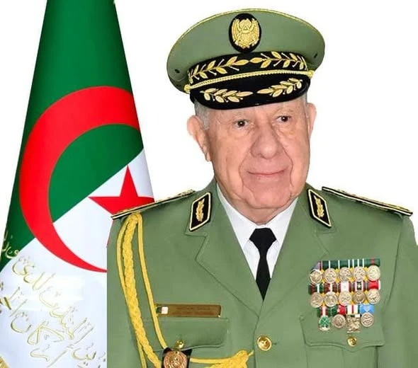 الفريق أول السعيد شنقريحة يشرف على تنصيب اللواء نور الدين قائدا للناحية العسكرية الأولى