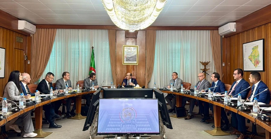 لوزير الأول بالنيابة  يترأس اجتماع عمل خصص لتنظيم معارض جهوية على مستوى الولايات الكبرى وكذا معارض ولائية ونقاط تسويق محلية للأدوات المدرسية