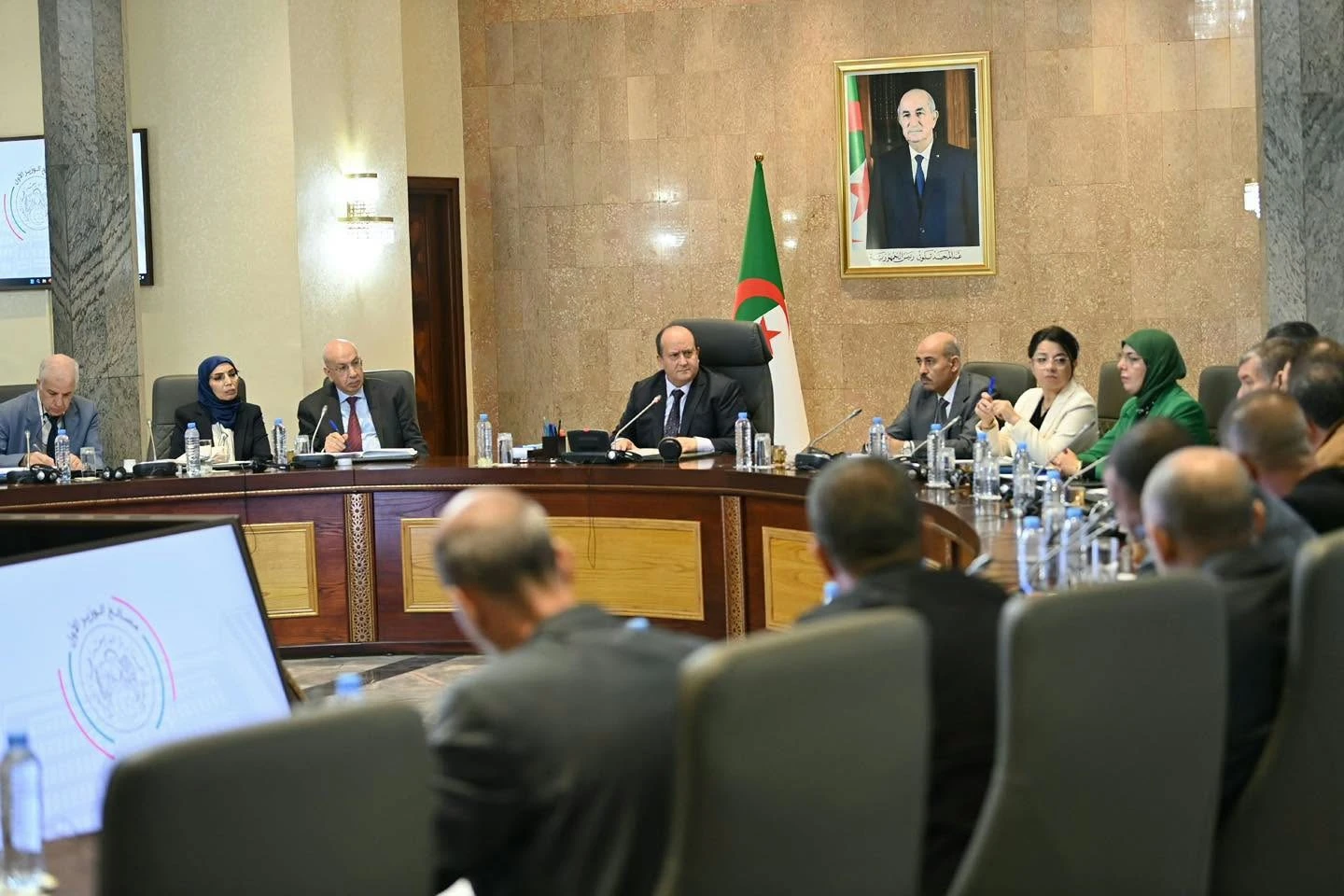 سيفي  يترأس اجتماعا للمجلس الوزاري المشترك حول الألية الجديدة للمتابعة اليومية لأسعار ووفرة المواد الاستهلاكية