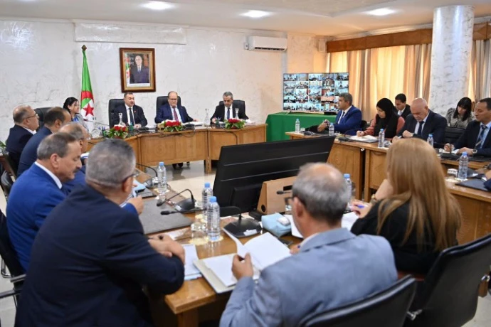 عملا بتوجيهات رئيس الجمهورية, الوزير الأول يترأس اجتماعا تحضيرا للدخول  الاجتماعي المقبل