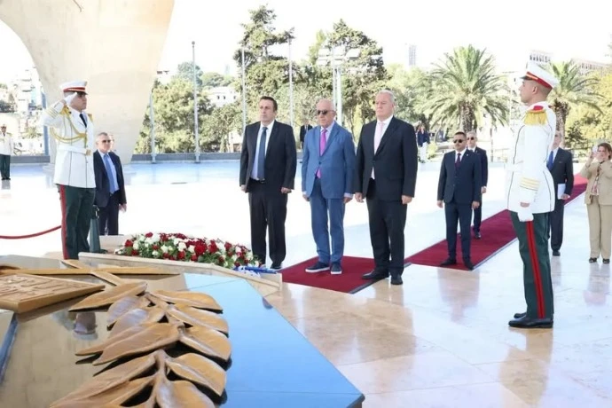 رئيس البرلمان اليوناني يضع إكليلا من الزهور أمام النصب التذكاري المخلد لشهداء الثورة التحريرية