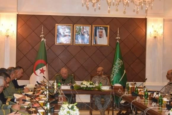الفريق أول السعيد شنقريحة يتحادث مع رئيس هيئة الأركان العامة للقوات المسلحة السعودية