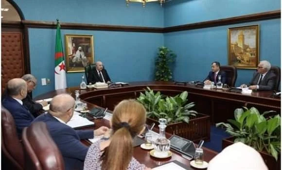 رئيس الجمهورية يترأس جلسة عمل مع أعضاء اللجنة الوطنية للوقاية من مرض السرطان ومكافحته