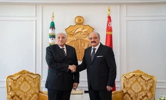 السيد عطاف يجري محادثات مع نظيره التونسي