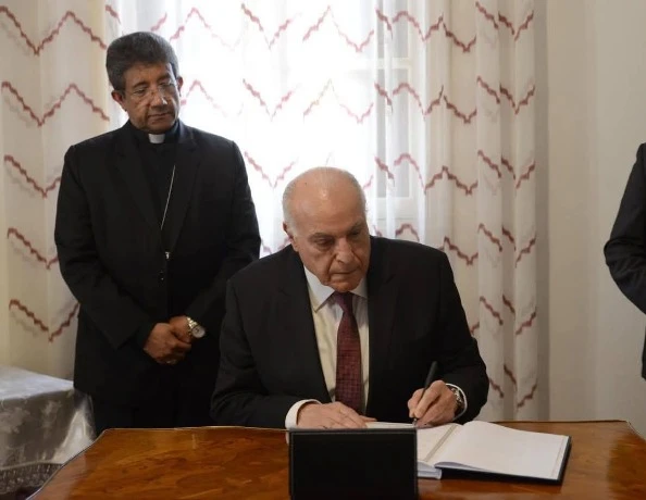 عطاف يوقع باسم الحكومة الجزائرية على سجل التعازي إثر وفاة البابا فرنسيس