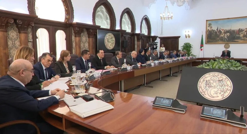 رئيس الجمهورية يأمر بإثراء النصوص والآليات القانونية الخاصة بالهيئتين الوطنيتين المكلفتين بالاستيراد والتصدير