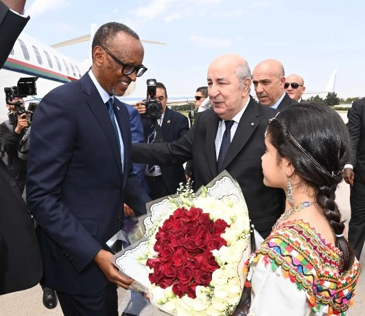 رئيس جمهورية رواندا يضع إكليلا من الزهور أمام النصب التذكاري المخلد لشهداء الثورة التحريرية المجيدة