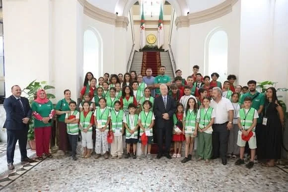 ناصري يحث مجموعة من أبناء الجالية على الاعتزاز بالانتماء الى الجزائر