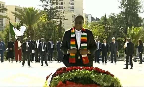 الرئيس الزيمبابوي يضع إكليلا من الزهور أمام النصب التذكاري المخلد لشهداء الثورة التحريرية المجيدة